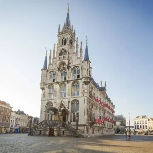 Het historische stadhuis van Gouda op de Markt