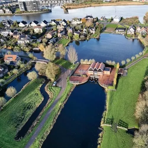 Luchtfoto van Krimpen aan den IJssel met woningen aan het water