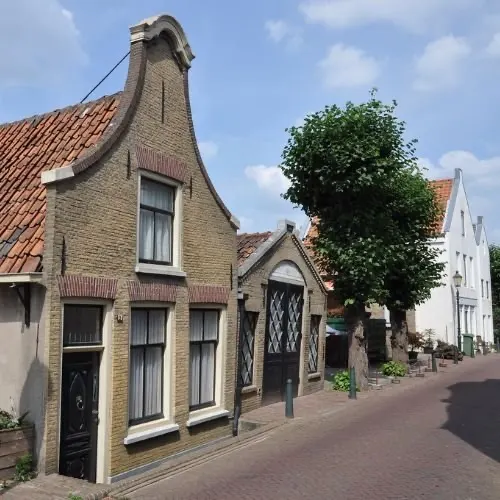 Historische woningen in een straat in Moordrecht