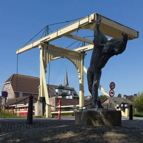 Ophaalbrug en beeld in Nieuwerkerk aan den IJssel