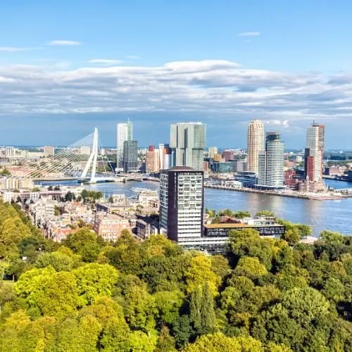 Skyline van Rotterdam met de Erasmusbrug